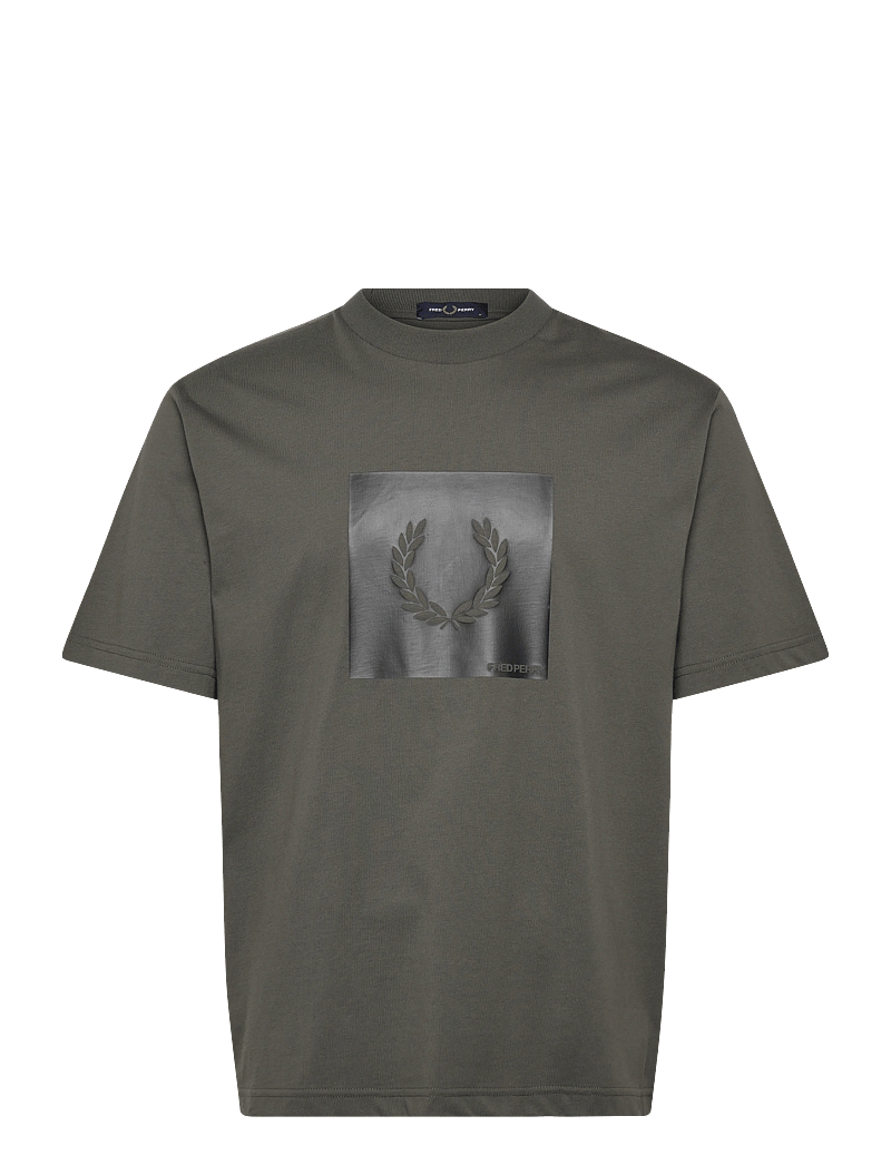 Fred Perry - BOX GRAPHIC T-SHIRT - lühikeste varrukatega t-särgid - field green - 0