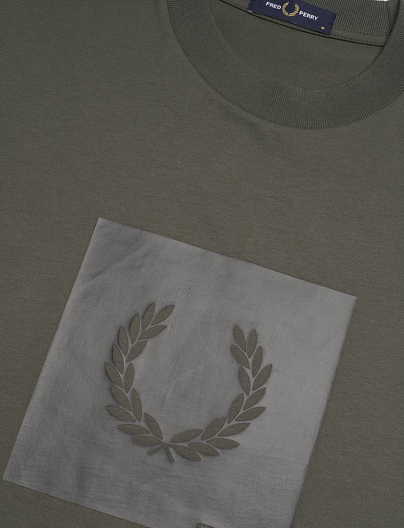 Fred Perry - BOX GRAPHIC T-SHIRT - lühikeste varrukatega t-särgid - field green - 2