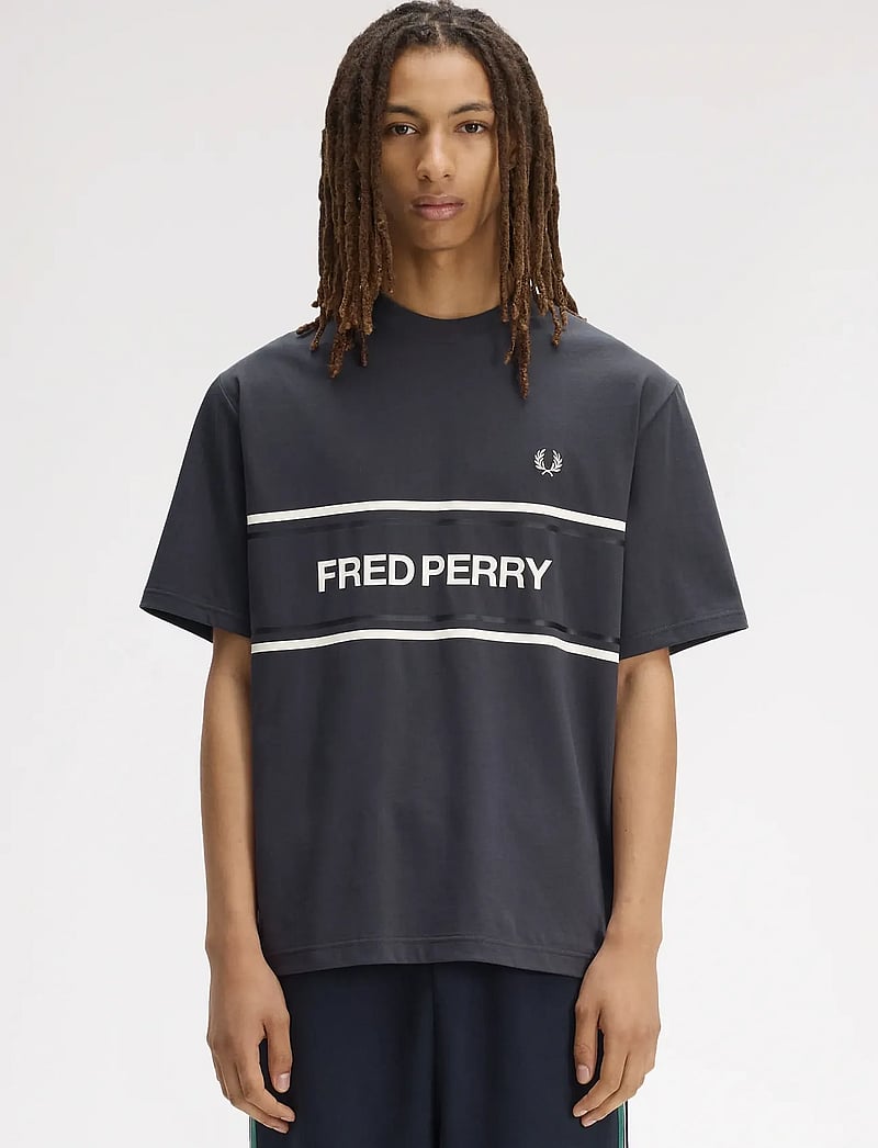 Fred Perry - FRED PERRY GRAPHIC TEE - kortärmade t-shirts - anchor grey - 0