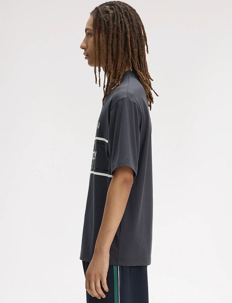 Fred Perry - FRED PERRY GRAPHIC TEE - kortärmade t-shirts - anchor grey - 3