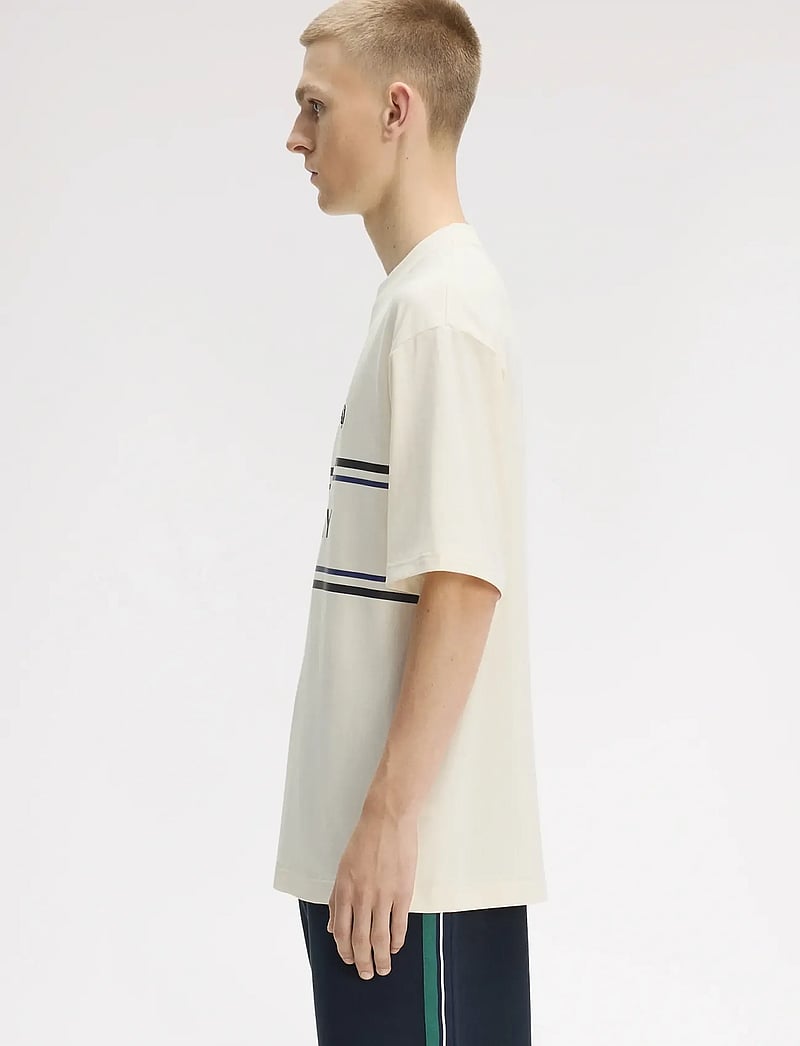 Fred Perry - FRED PERRY GRAPHIC TEE - kortärmade t-shirts - ecru - 3