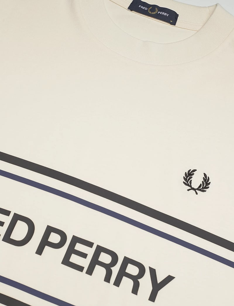 Fred Perry - FRED PERRY GRAPHIC TEE - kortärmade t-shirts - ecru - 4