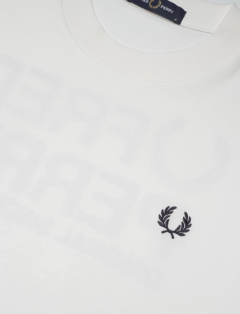 Fred Perry - BACK PRINT FRED PERRY TEXT TEE - kortärmade t-shirts - snow white - 4