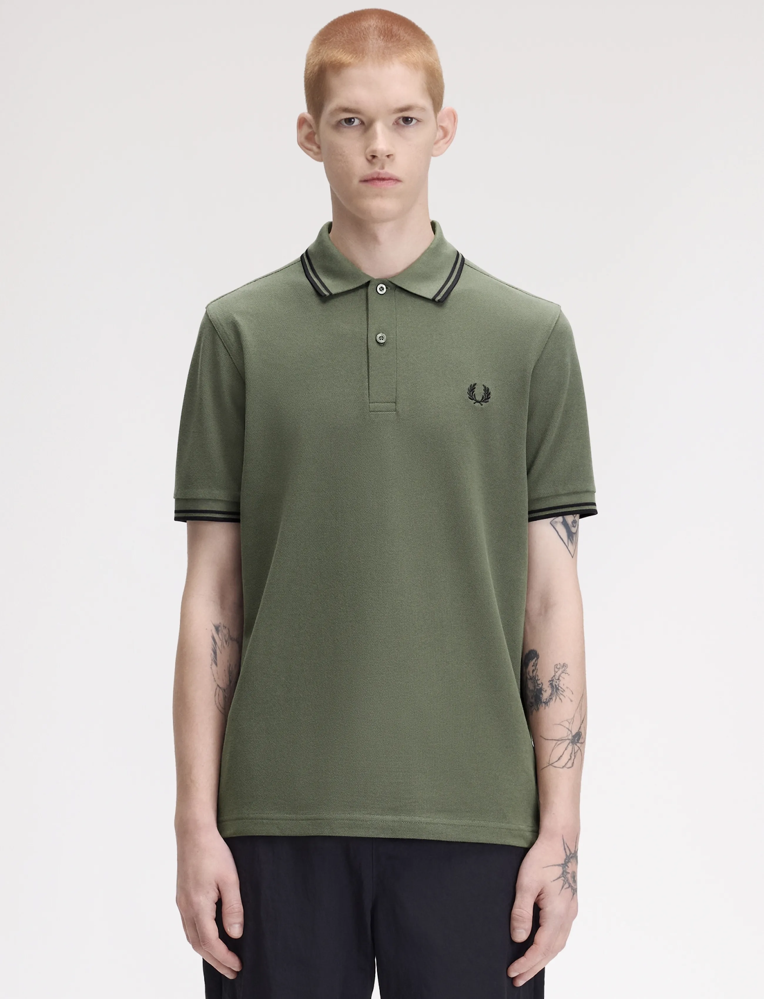 Fred Perry TWIN TIPPED FP SHIRT - Kurzärmelig - LRLWRTHGREEN/BLK / khaki/green