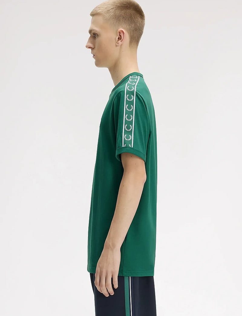 Fred Perry - CONTRAST TAPE RINGER TEE - kurzärmelig - sport green - 5