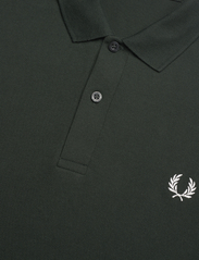 Fred Perry - PLAIN FRED PERRY SHIRT - kortærmede poloer - night green - 2