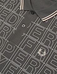 Fred Perry - SPELLOUT GRAPHIC FP POLO - kurzärmelig - field green - 2