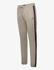 Fred Perry - CONTRAST TAPE TRACK PANT - män - warm grey/brick - 2