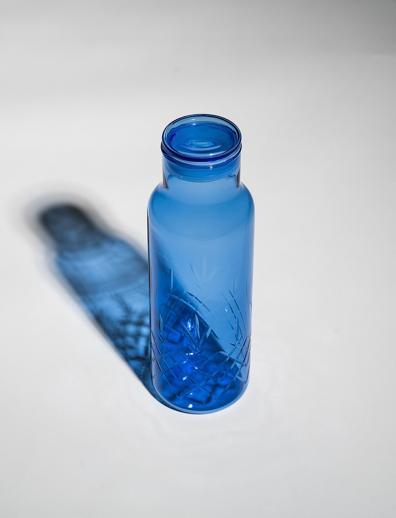 Frederik Bagger - Crispy Blue Bottle Large glassflaske - vannkarafler - blue - 1