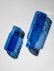 Frederik Bagger - Crispy Blue Bottle Large glassflaske - vannkarafler - blue - 2