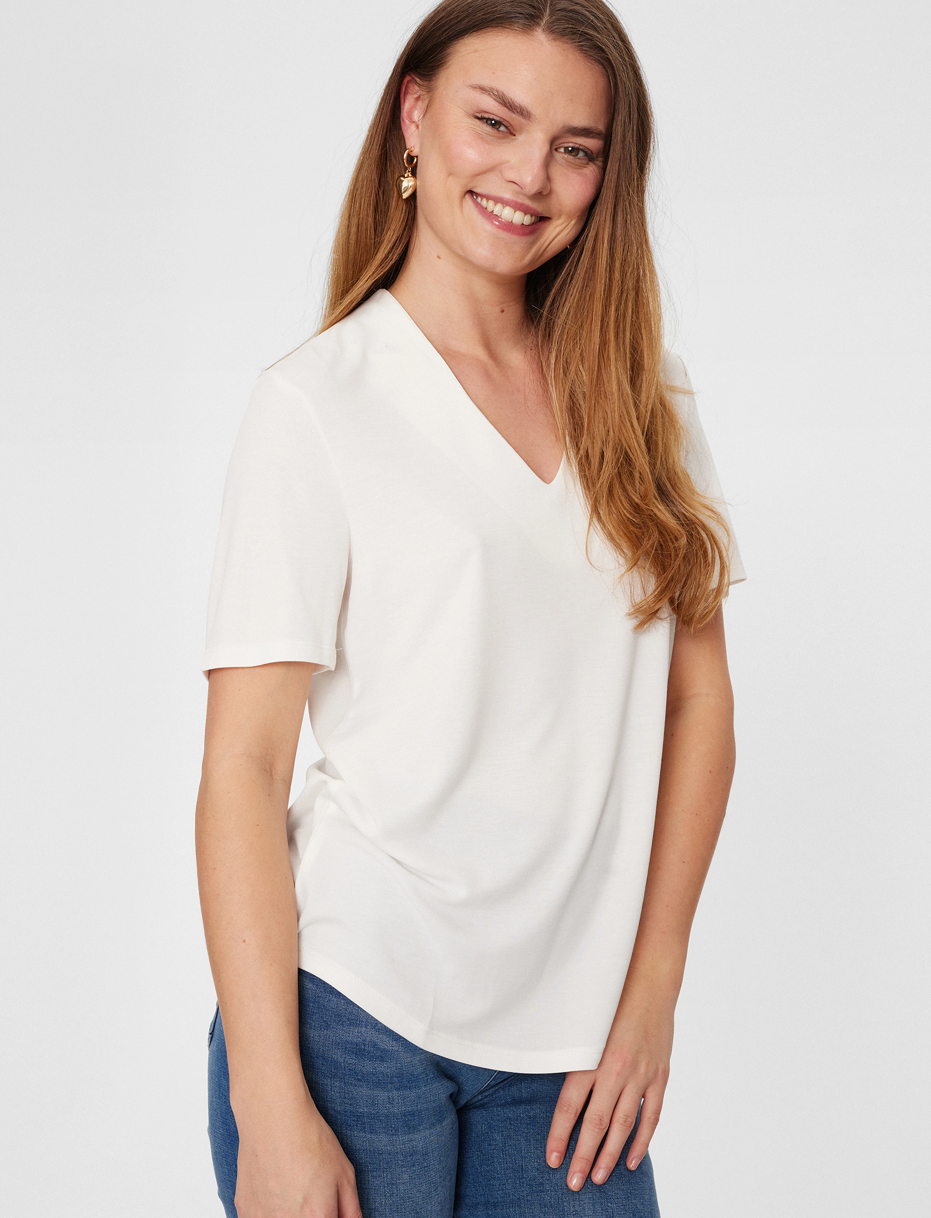 FREE/QUENT Blouse From Freequent In A Soft Material. The Blouse Has A Simple Silhouette Wit, Kvinder, V-Hals T-Shirt, Hvid, Str: XXL