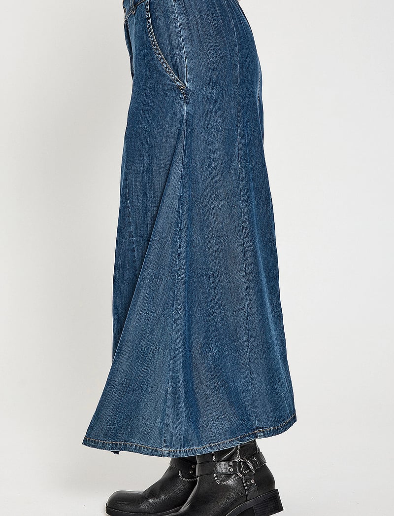 FREE/QUENT - Shirt from Freequent in a soft lyocell material with a denim look. The skirt is - jeanskjolar - medium blue denim - 3