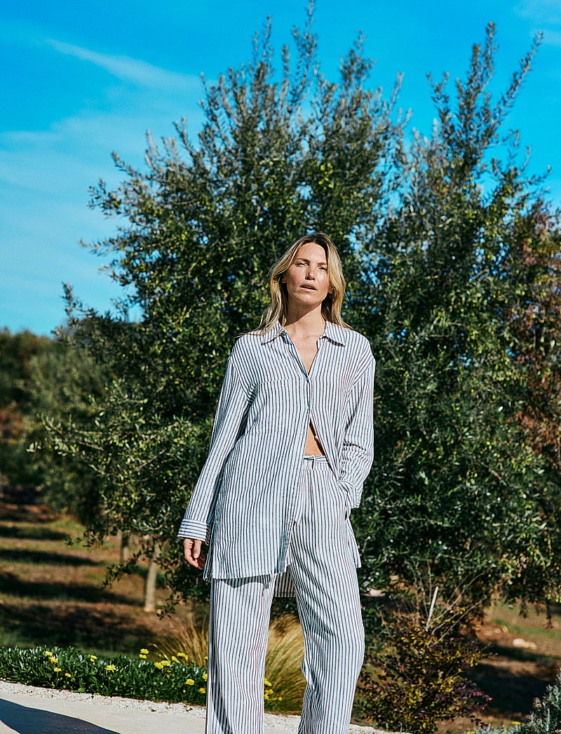 FREE/QUENT - Pants from Freequent in a soft material with a striped print. The pants have a s - straight leg trousers - star off-white w. navy blazer - 0