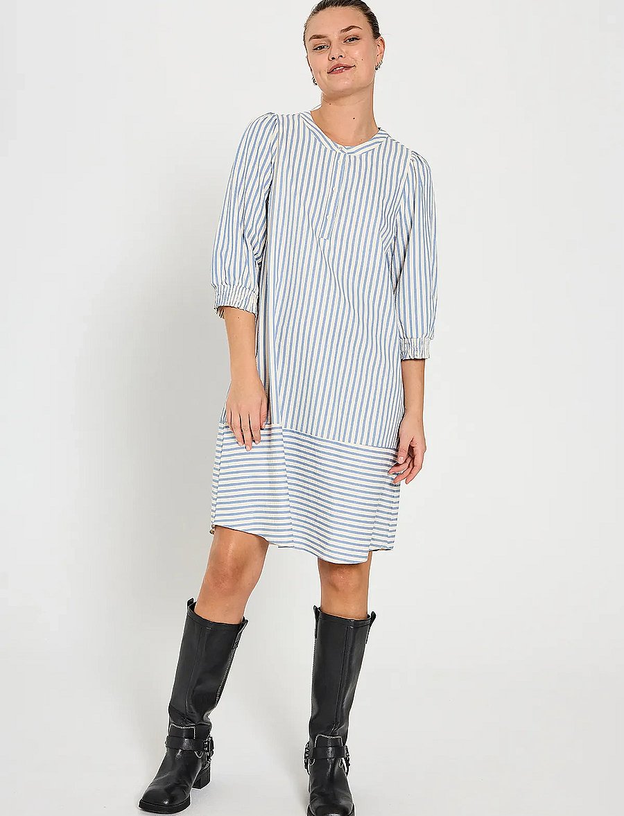 FREE/QUENT - Dress - sommerkleider - chambray blue w star off-white - 0