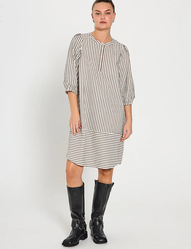 FREE/QUENT - Dress - sommarklänningar - morel w. star off-white - 0