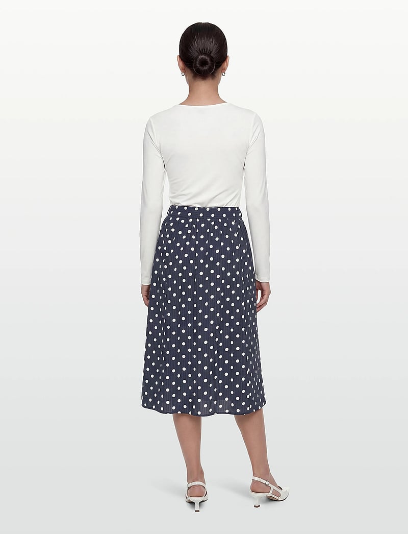 FREE/QUENT - FQALMA-SKIRT - midiseelikud - navy blazer w. moonbeam - 4