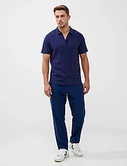French Connection - SS OTTOMAN TROPHY NECK POLO - laveste priser - navy - 2
