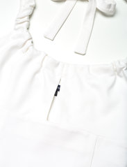 French Connection - REBY PONTE JRSY CUTOUT HLTR DR - vidutinio ilgio suknelės - summer white - 2