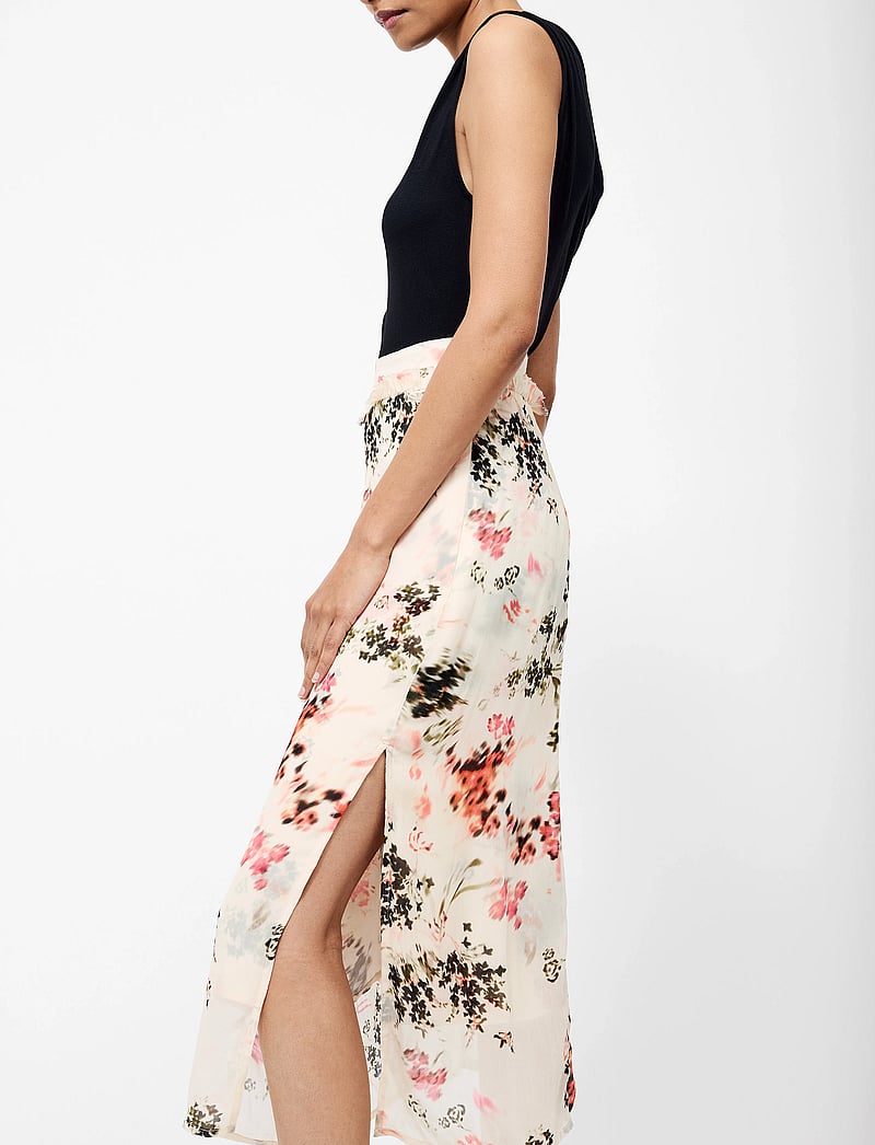 French Connection - CANDICE SATIN GGT OVERLAY SKIR - midi-röcke - cream/scarlet red mu - 4