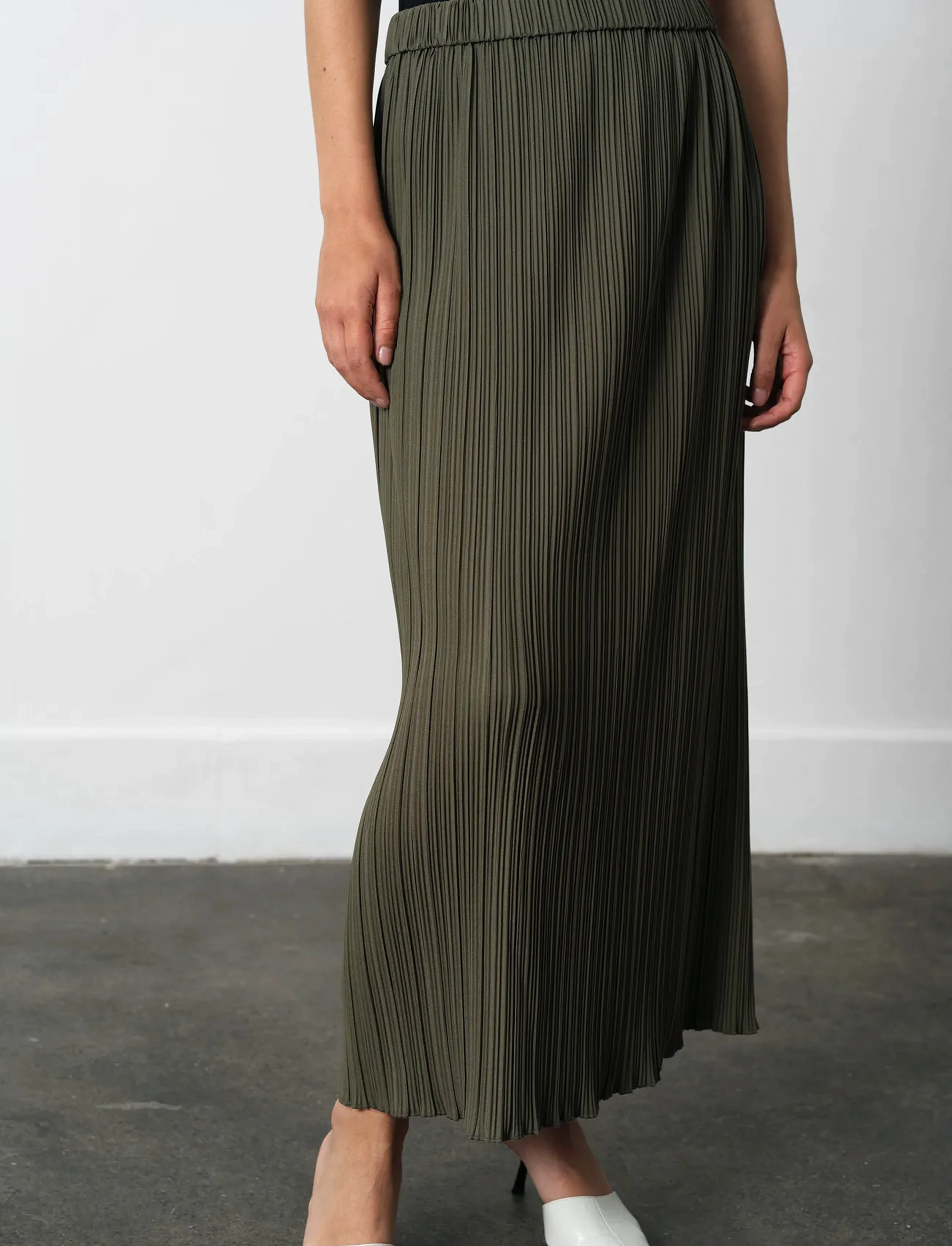 French Connection - NIRI PLISSE COLUMNED MIDI SKIR - lange skjørt - khaki green - 3