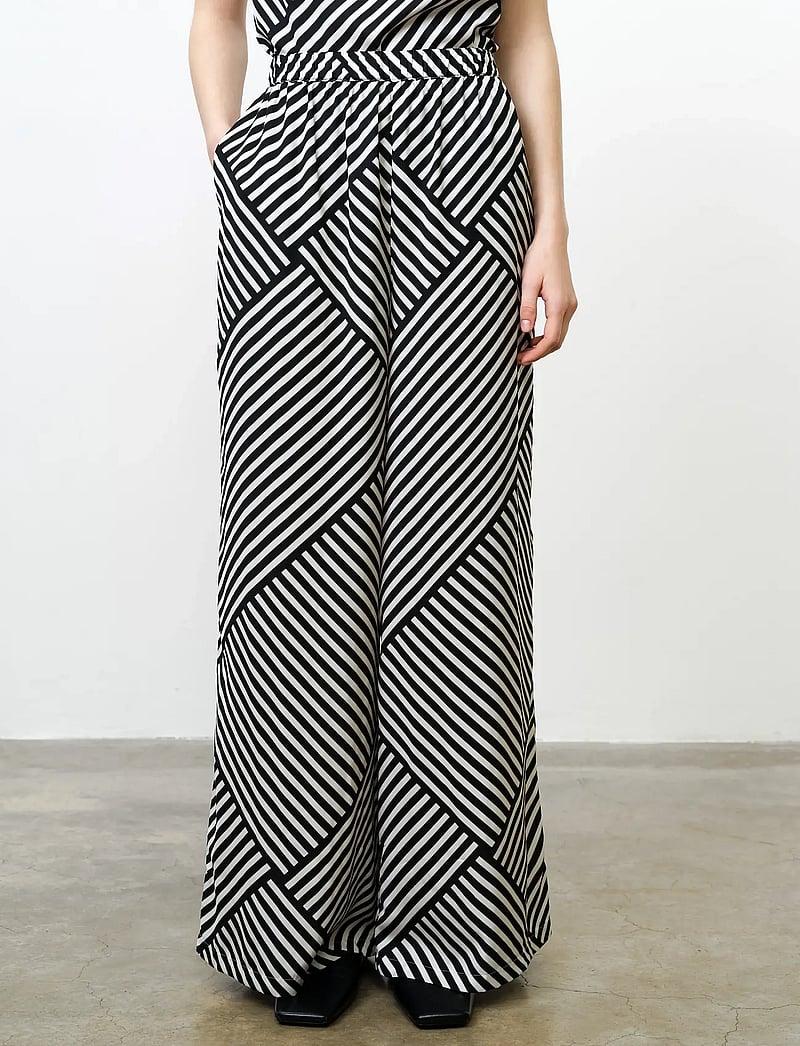 French Connection - STRIPED DAMASCO WIDE TROUSER - hosen mit weitem bein - porcelain cream/blac - 4