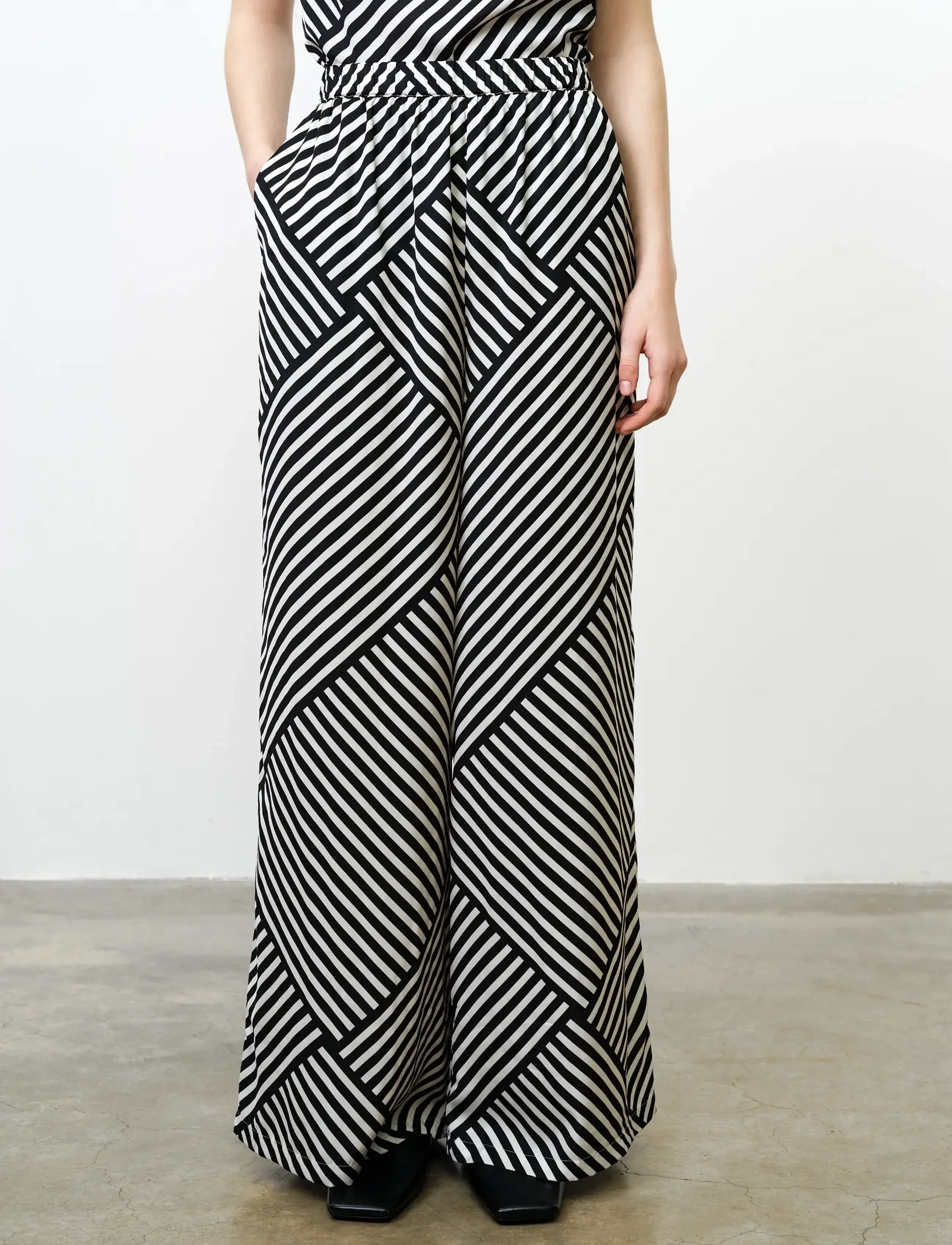 French Connection - STRIPED DAMASCO WIDE TROUSER - hosen mit weitem bein - porcelain cream/blac - 4