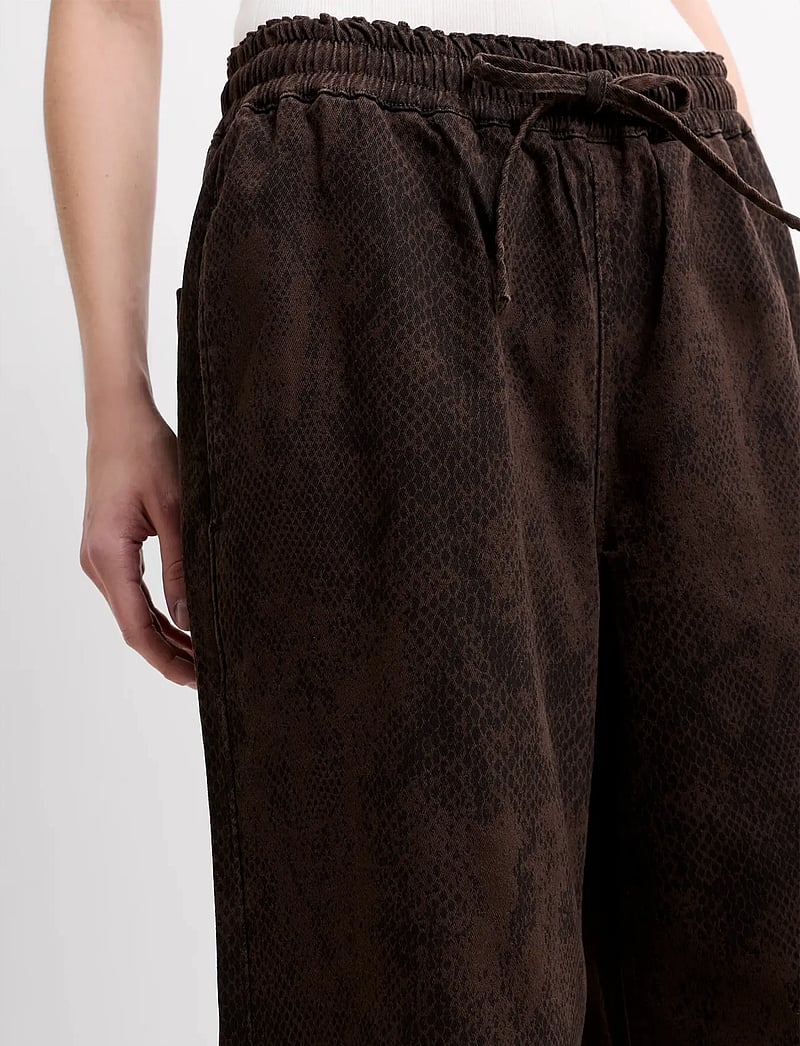 French Connection - ARDEN DENIM SNAKE STRT LEG TRO - vida byxor - chocolate brown snak - 5