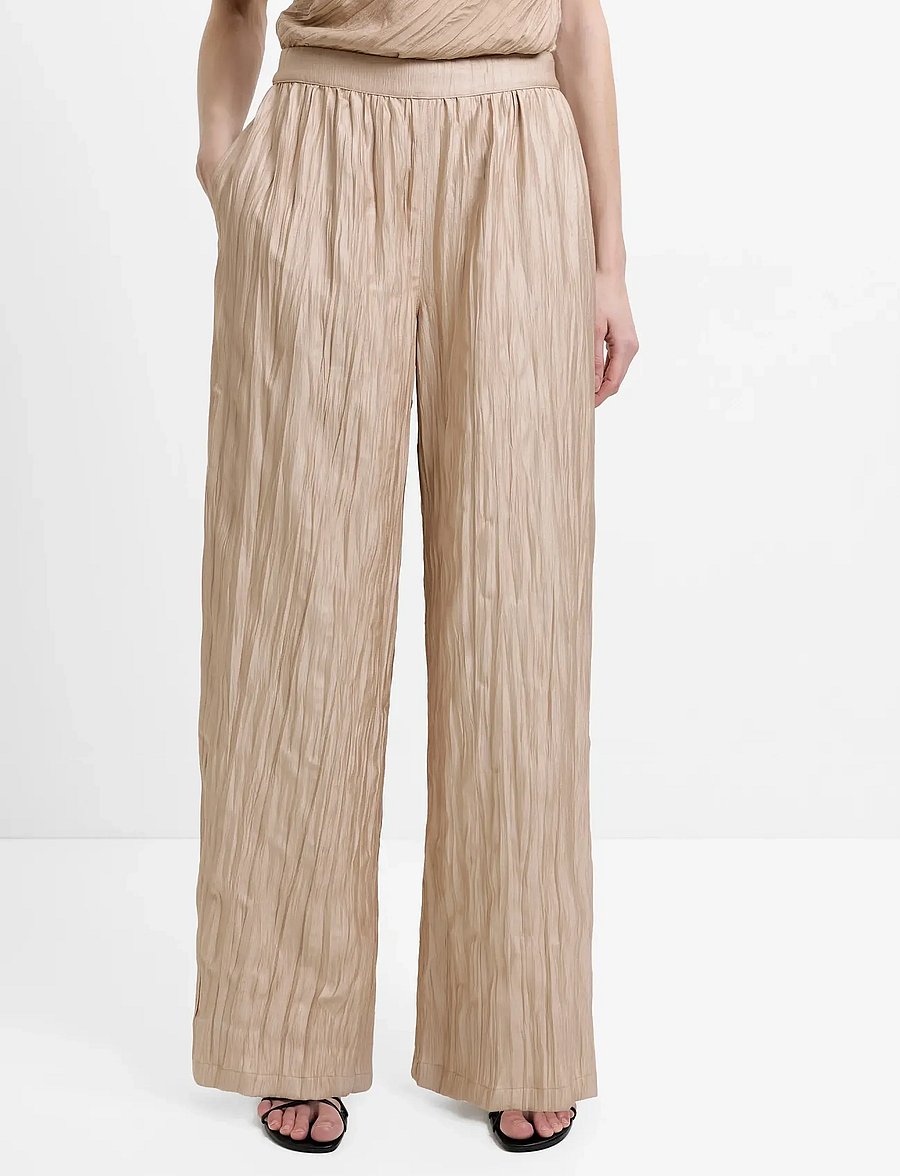 French Connection - NOVIE CRINKLE TROUSER - hosen mit weitem bein - warm neutral - 3