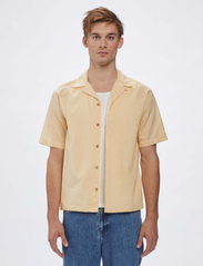 Gabba - Olivier Resort Coconut SS Shirt - kortärmade t-shirts - banana crepe - 2