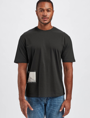 Gabba - Nigel Boxy Peak Print SS - basic t-shirts - black - 4