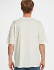 Gabba - Nigel Boxy Peak Print SS - basic t-shirts - snow white - 4