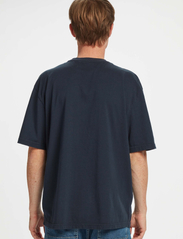 Gabba - Nigel Boxy Real Print SS - basis-t-skjorter - navy blazer - 3