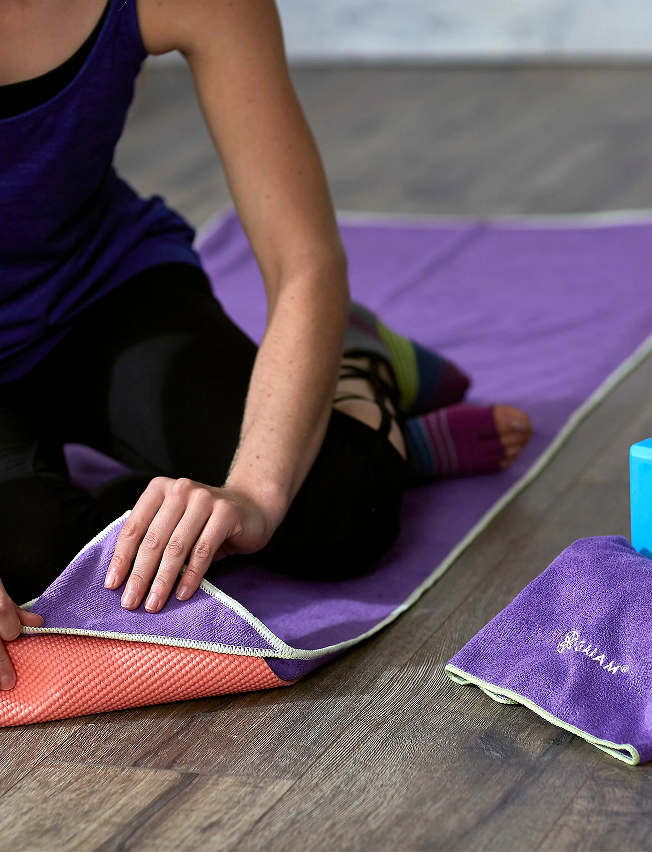 Gaiam - STAY-PUT YOGA MAT TOWEL - yoga-matten & -accessoires - purple - 3