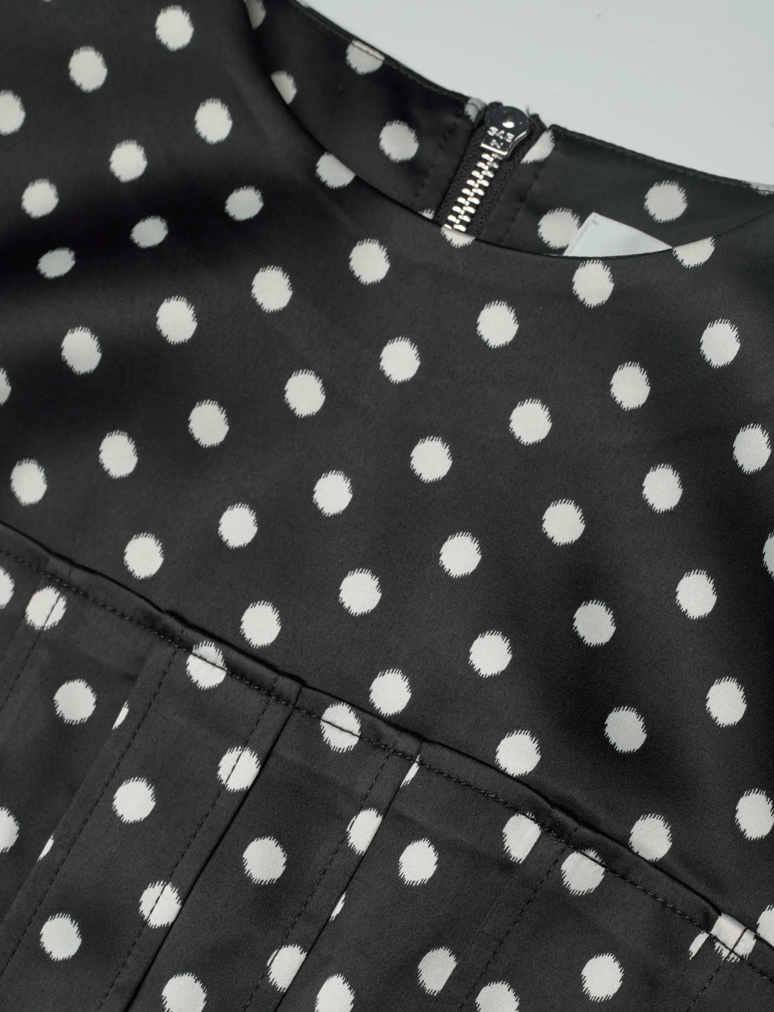 Ganni - Polka-Dot Satin Corset Top - lühikesed topid - black - 2