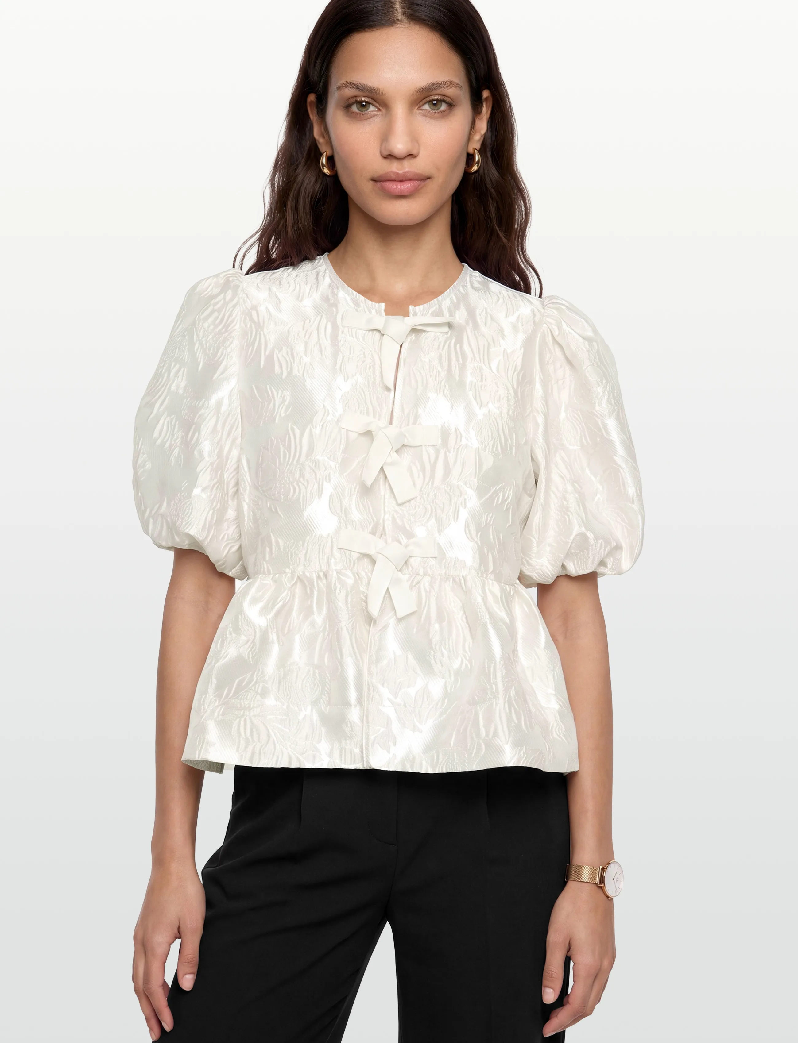 Ganni - Satin Peplum Tie Blouse - kurzärmelige blusen - white - 3