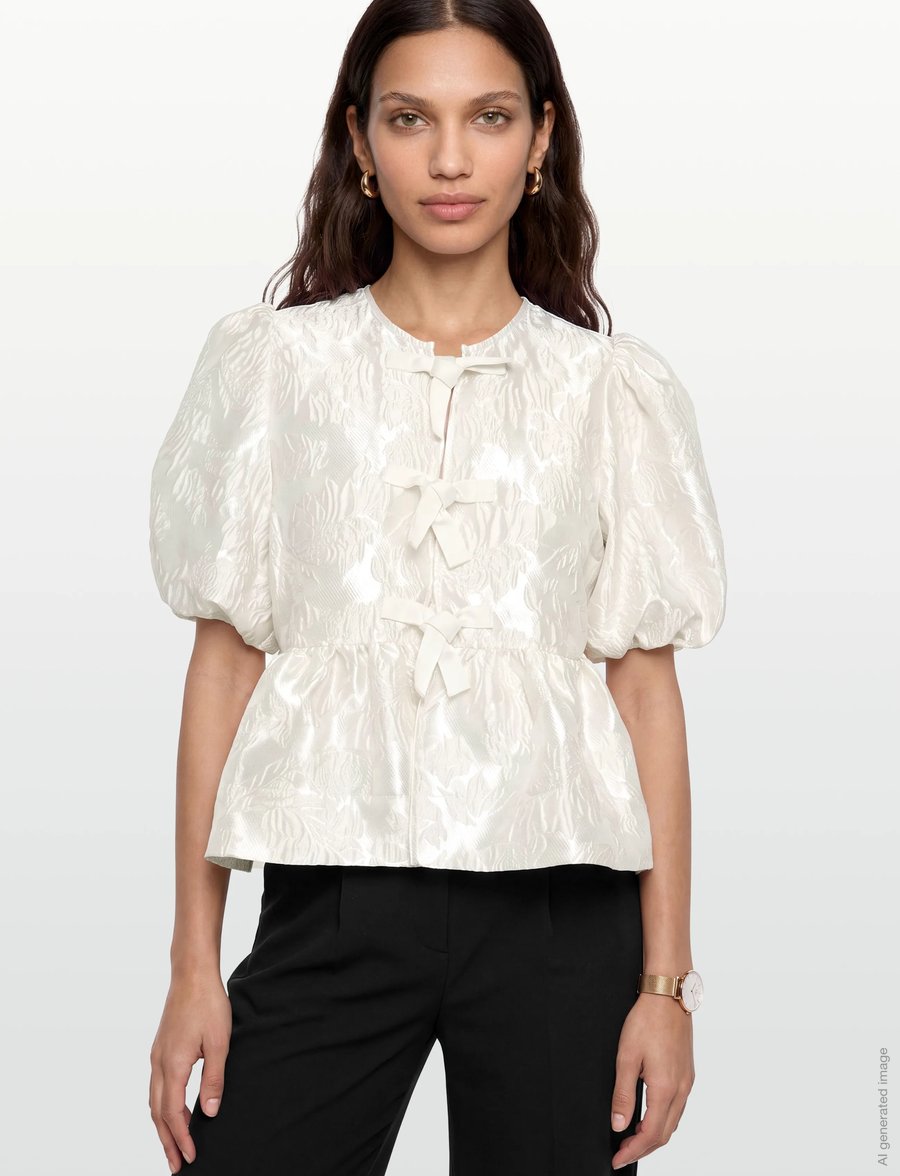 Ganni - Satin Peplum Tie Blouse - kurzärmelige blusen - white - 3
