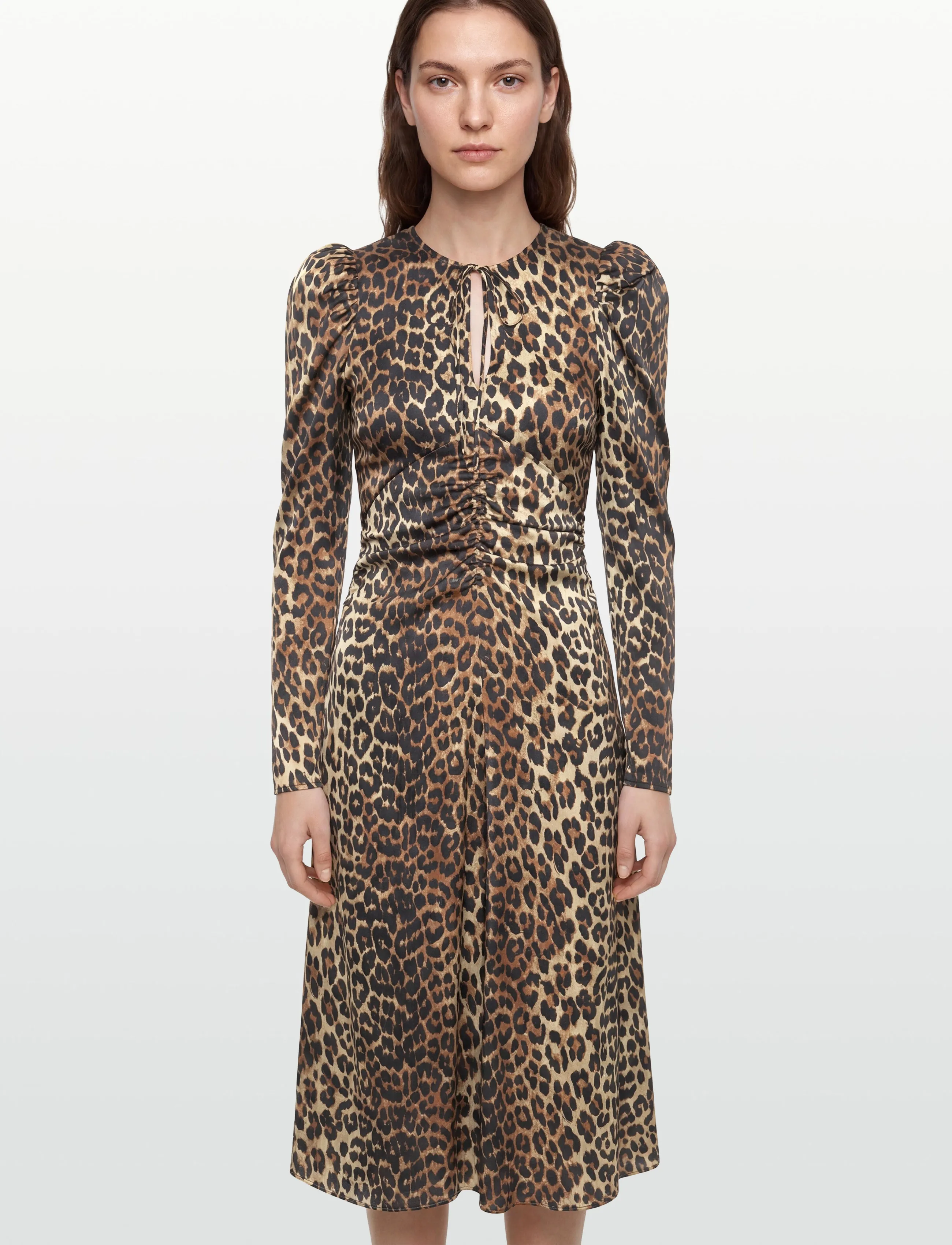 GANNI - PRINT SATIN RUCHED MIDI DRESS - midi kjoler - leopard - 3