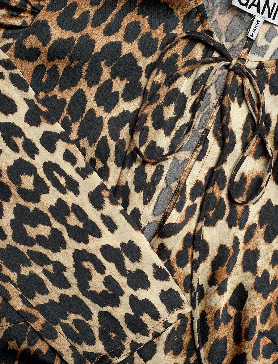 GANNI - PRINT SATIN RUCHED MIDI DRESS - midi kjoler - leopard - 5