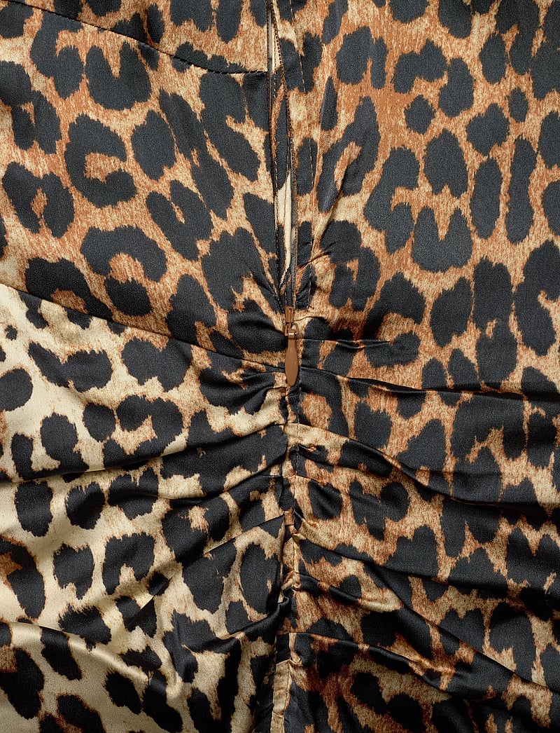 GANNI - PRINT SATIN RUCHED MIDI DRESS - midiklänningar - leopard - 3