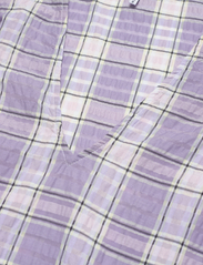 Ganni - Seersucker Check V-neck Blouse - kortärmade blusar - check persian violet - 2