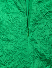 Ganni - Crinkled Satin - slipklänningar - bright green - 6
