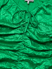 Ganni - Crinkled Satin - festkläder till outletpriser - bright green - 2