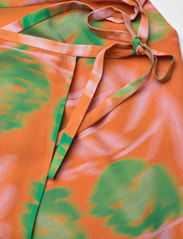 Ganni - Printed Light Crepe - odzież imprezowa w cenach outletowych - vibrant orange - 2