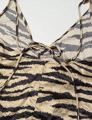 Ganni - Crinkled Satin Maxi Strap Dress - festkläder till outletpriser - pale khaki - 4