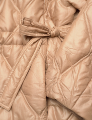 Ganni - Shiny Quilt Jacket - quilted jassen - tanin - 3