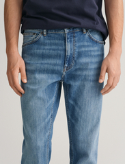GANT - REGULAR GANT JEANS - tavalised teksad - mid blue worn in - 4
