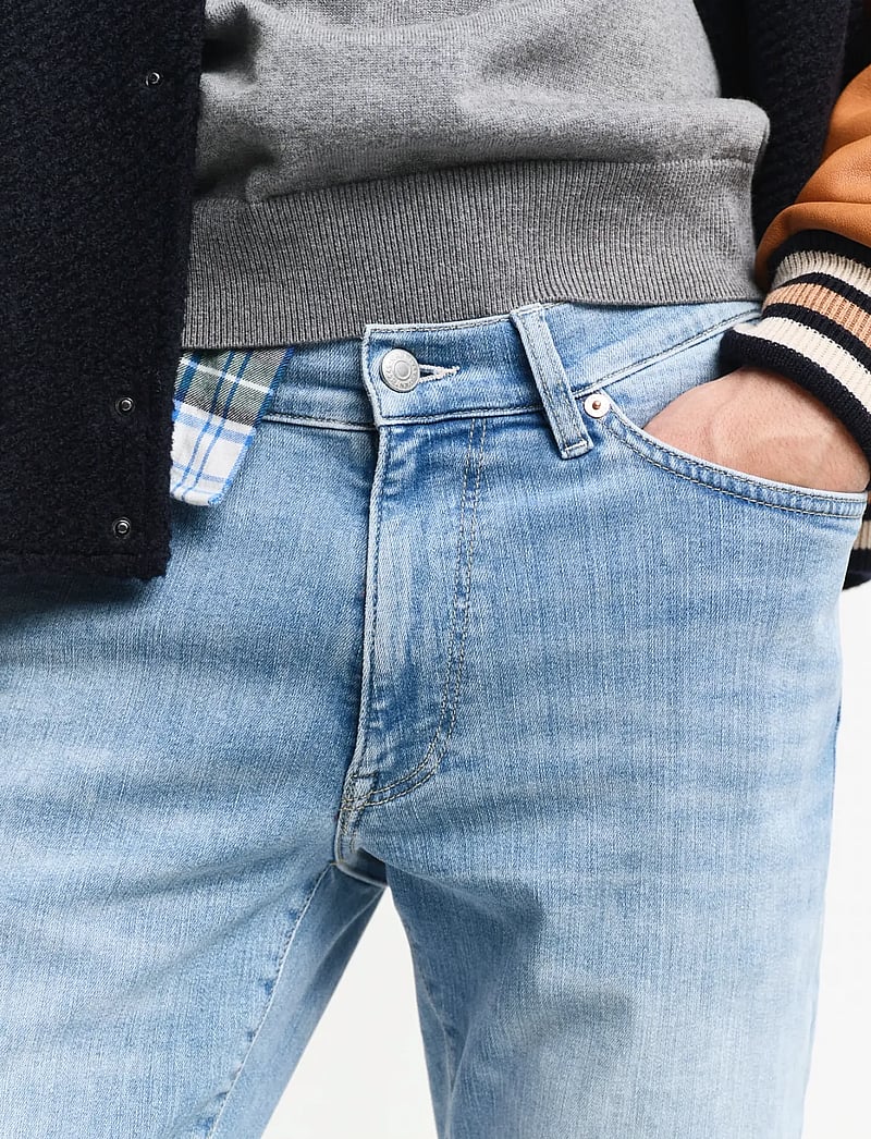 GANT - EXTRA SLIM ACTIVE RECOVER JEANS - kitsad teksad - semi light blue worn in - 4