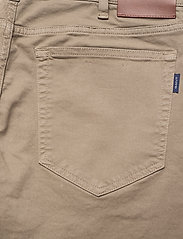 GANT - REGULAR DESERT JEANS - trousers & jeans - desert brown - 4