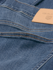 GANT - SLIM GANT JEANS - kitsad teksad - mid blue worn in - 6