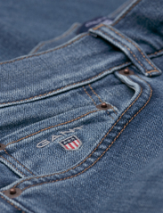 GANT - SLIM GANT JEANS - kitsad teksad - mid blue worn in - 13